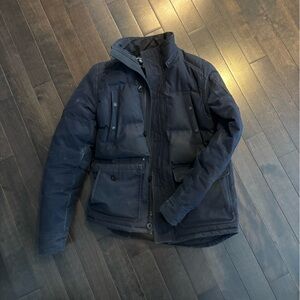 Moose Knuckles Navy Blue Puffer Jacket Quilted Insulation - very warm & stylish